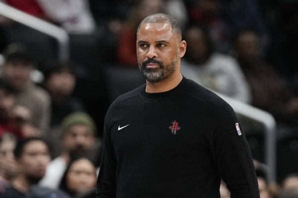 乌度卡八位数合同续约火箭 成NBA收入最高教练之一
