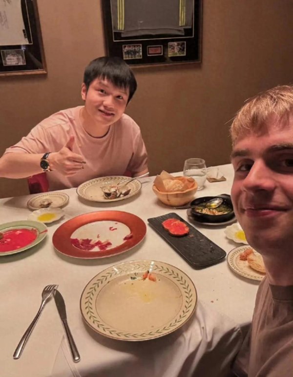 樊振东庆祝巴奥夺魁  一周年: 穿纪念半袖, 邀莫雷加德品尝