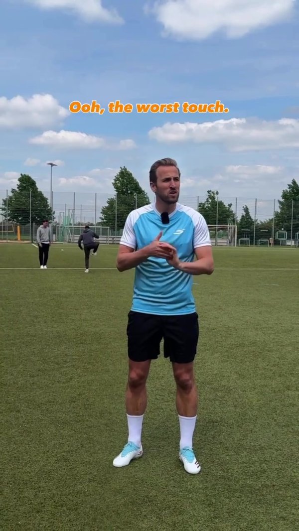 👏脑后长眼！凯恩一边和记者聊盘带，一边稳稳停住身后来球