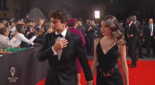 太养眼了！内维斯携女友现身金球奖红毯