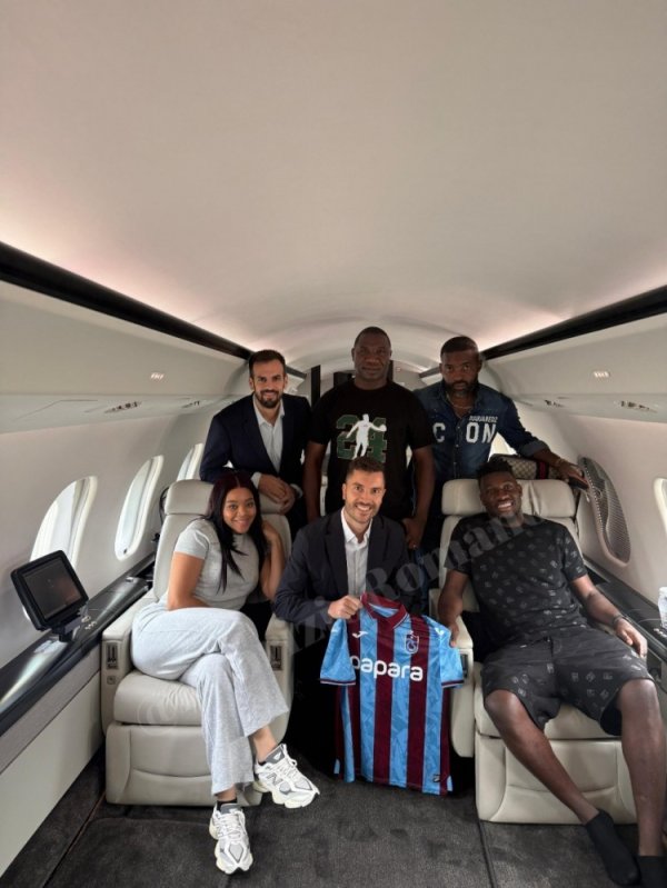 奥纳纳与家人、经纪人在飞机上合影，展示特拉布宗体育运动活动 