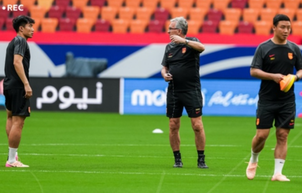 体坛：国足原中方队伍  的指导教练员将任过渡主帅出战东亚杯