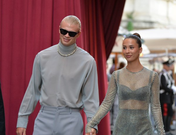 甜😋哈兰德谈女友：一开始她先给我发信息；晚上我做饭她玩游戏