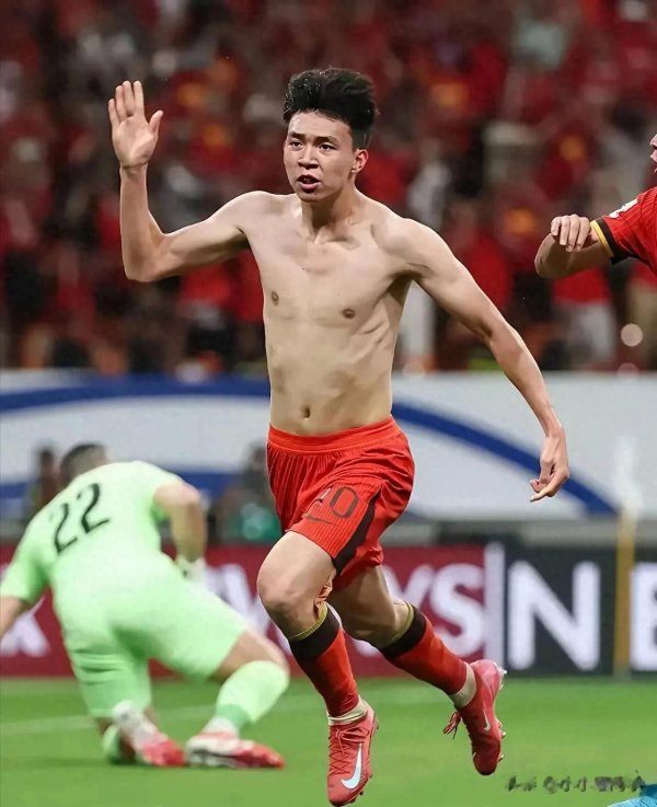 王玉栋被意甲球队看中, 因合同不能保证主力, 被其父拒绝