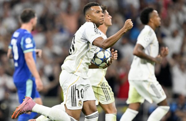 皇马致胜球  球陷争议? 对手反弹手球运动  被判点! 巴萨