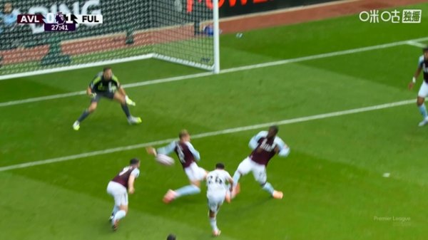 卡什明显手球运动  未判点！英超官方解释：手臂处于合理位置，