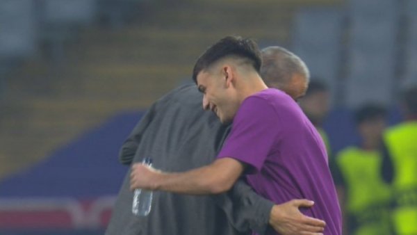 兵戎相见不影响师徒情深，恩里克和佩德里赛前拥抱致意