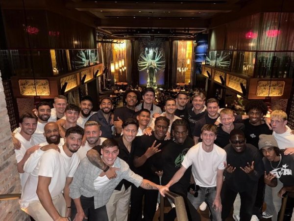 开心！马奎尔晒图庆祝球队夺得英超夏季赛第一名