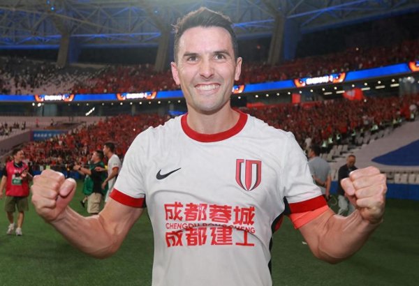 中超争冠悬念拉满! 蓉城99分钟绝平申花, 积分榜前三仅差3