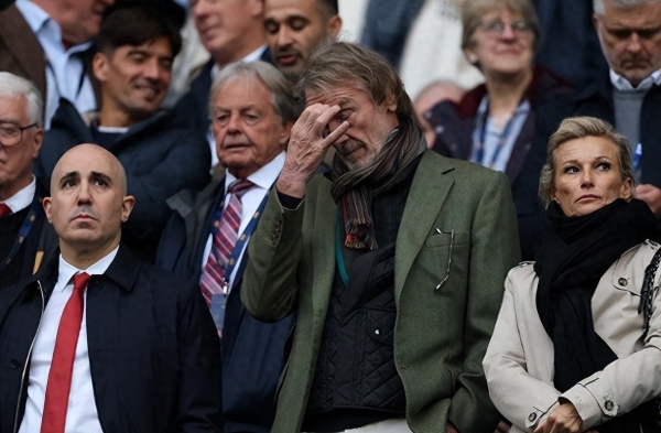 曼联场上输运动活动    场  外财务拉响警报, 坏消息不断