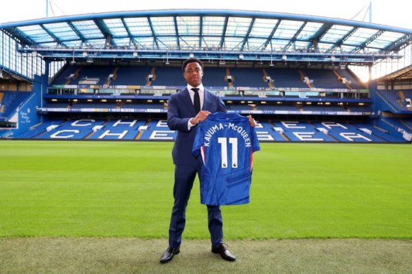 切尔西16岁小将卡武马-麦昆首次入选球队大名单，在后备  席