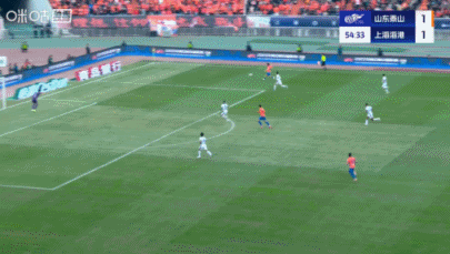 这脚法……刘洋危险区域  外一脚凌空打门，球直上直下到了边界